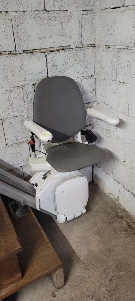 Fauteuil monte-escalier droit
Marque Otolift
Modèle  Line
Chavanne (70)