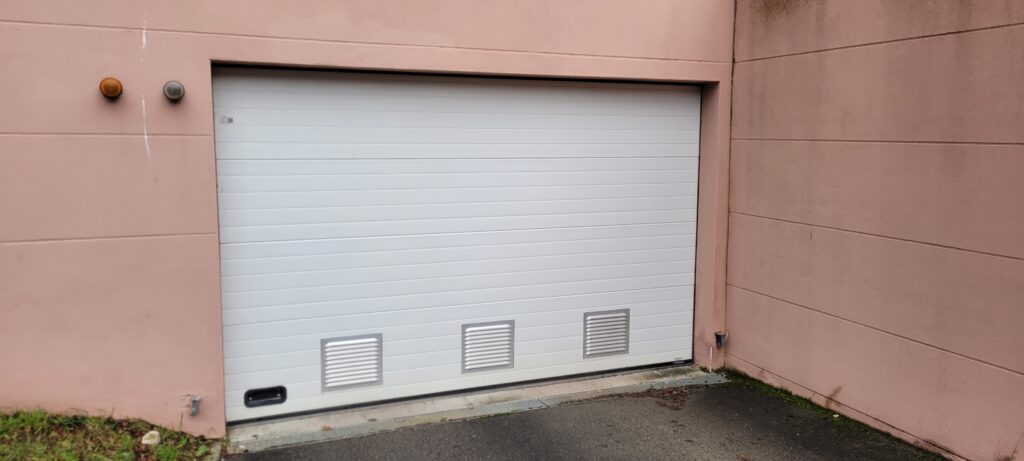 Porte de garage sectionnelle
Marque : La Toulousaine
Delle - Territoire de Belfort (90) - Franche comté